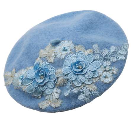 Hellblaues Barett mit Blumenspitze